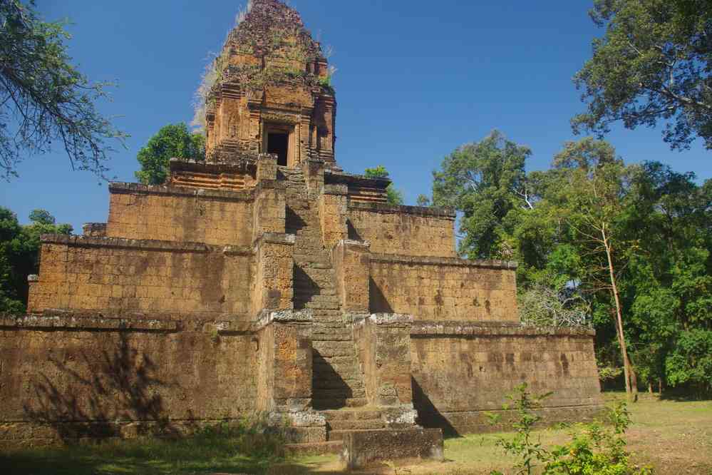 Angkor (អង្គរ), temple Baksei Chamkrong (ប្រាសាទបក្សីចាំក្រុង) (situé au sud de l’enceinte d’Angkor Thom (អង្គរធំ)). Balade en vélo vers les ruines d’Angkor (អង្គរ) ; pour moi le vélo s’est arrêté là, le 23 janvier 2023