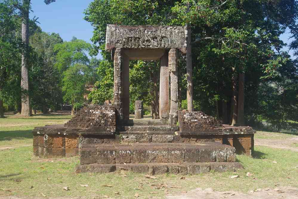 Angkor (អង្គរ), près du temple Baksei Chamkrong (ប្រាសាទបក្សីចាំក្រុង). Balade en vélo vers les ruines d’Angkor (អង្គរ) ; pour moi le vélo s’est arrêté là, le 23 janvier 2023