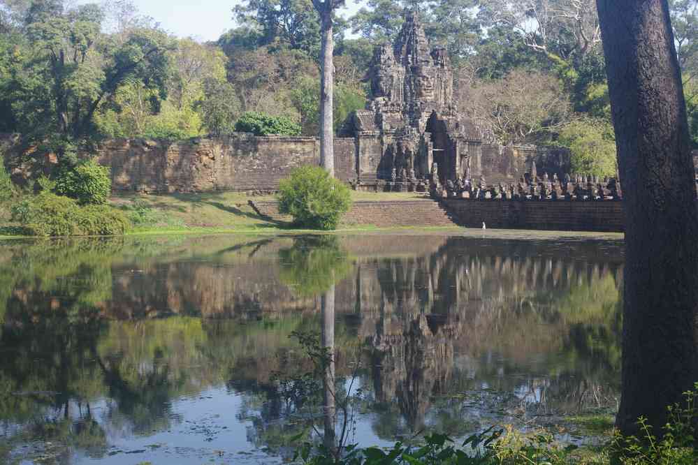 Angkor (អង្គរ), accès sud de l’enceinte d’Angkor Thom (អង្គរធំ), le 23 janvier 2023. Reflets sur le baray (បារាយណ៍)