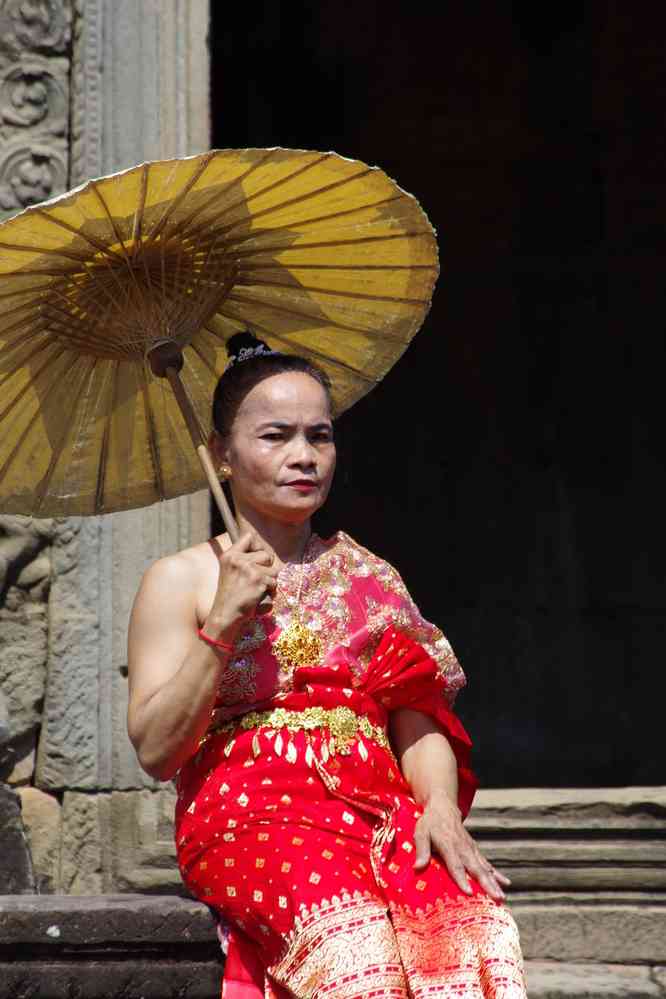 Angkor (អង្គរ), temple du Bayon (ប្រាសាទបាយ័ន). Visiteuse cambodgienne en costume traditionnel, le 23 janvier 2023