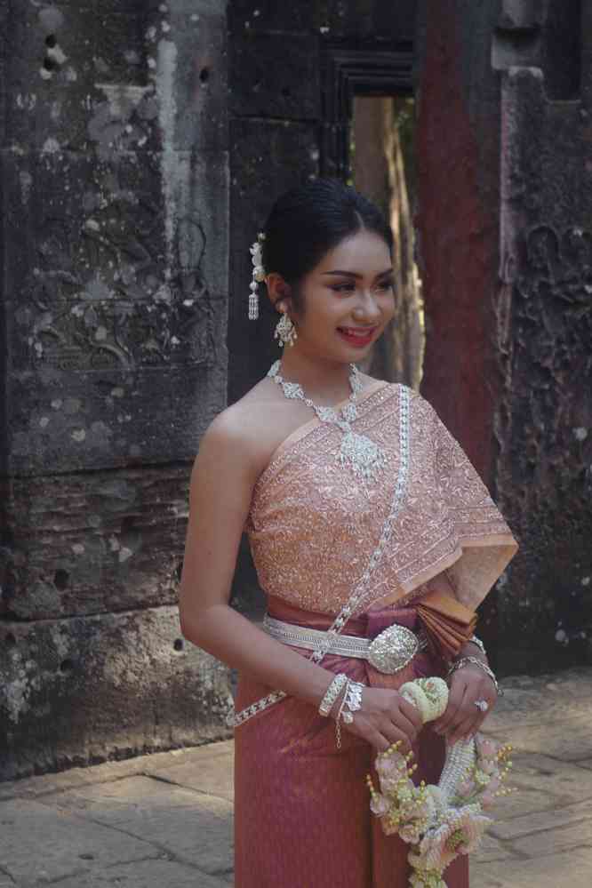 Angkor (អង្គរ), temple du Bayon (ប្រាសាទបាយ័ន). Visiteuse cambodgienne en costume traditionnel, le 23 janvier 2023