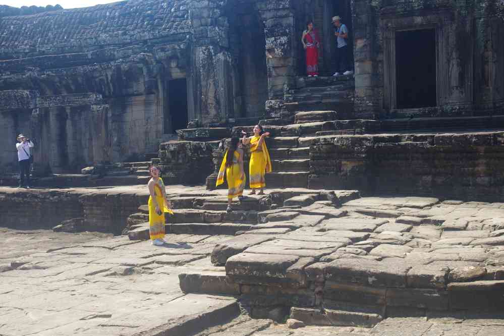 Angkor (អង្គរ), temple du Bayon (ប្រាសាទបាយ័ន). Visiteuses en costume traditionnel, le 23 janvier 2023