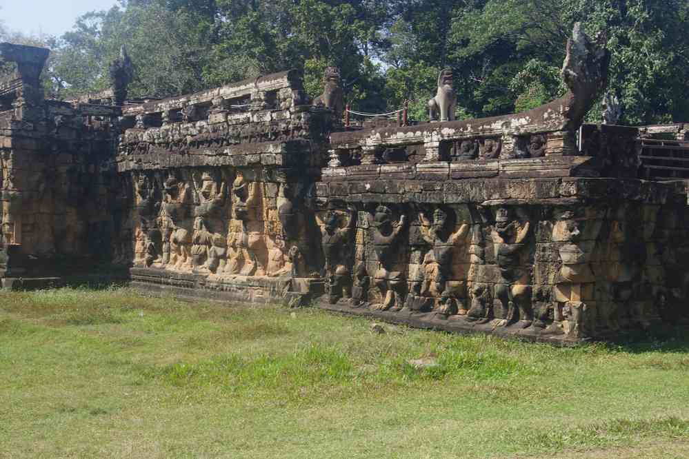Angkor (អង្គរ), soubassement de la terrasse du roi lépreux (ព្រះពន្លាស្ដេចគម្លង់ (ទីលានស្ដេចគម្លង់)), le 23 janvier 2023