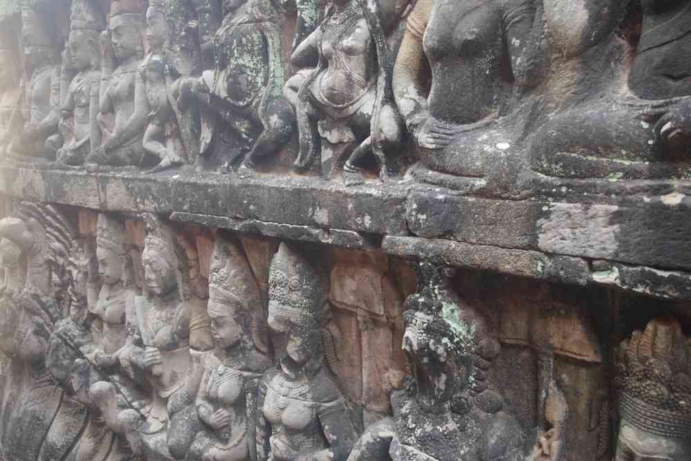 Angkor (អង្គរ), soubassement de la terrasse du roi lépreux (ព្រះពន្លាស្ដេចគម្លង់ (ទីលានស្ដេចគម្លង់)), le 23 janvier 2023