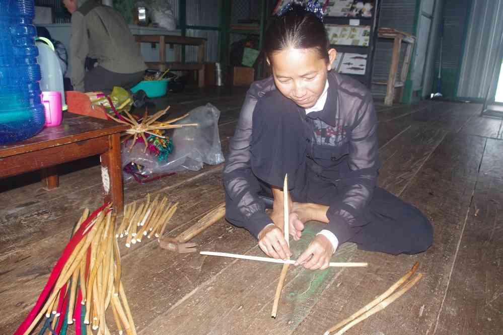 Navigation sur le lac Tonlé Sap (បឹងទន្លេសាប). Vannerie sur jacinthes d’eau, le 24 janvier 2023