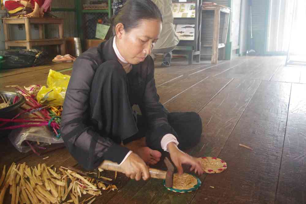 Navigation sur le lac Tonlé Sap (បឹងទន្លេសាប). Vannerie sur jacinthes d’eau, le 24 janvier 2023