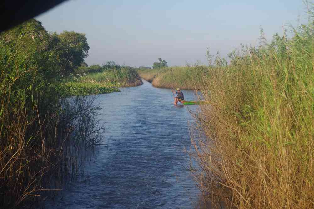 Descente de la rivière Sangker (ស្ទឹងសង្កែ). Le bateau emprunte un étroit « raccourci », le 25 janvier 2023