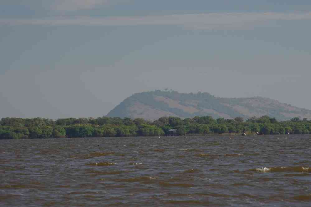 Navigation retour sur le lac Tonlé Sap (បឹងទន្លេសាប), le 25 janvier 2023. Derrière la colline de Phnom Krom (ភ្នំក្រោម)
