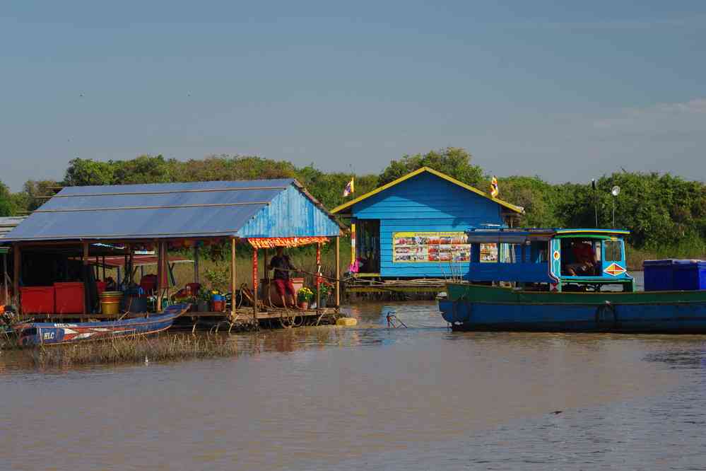 Remontée de la rivière Siem Reap (ក្រុងសៀមរាប). Déplacement d’une maison en raison de la baisse des eaux, le 25 janvier 2023