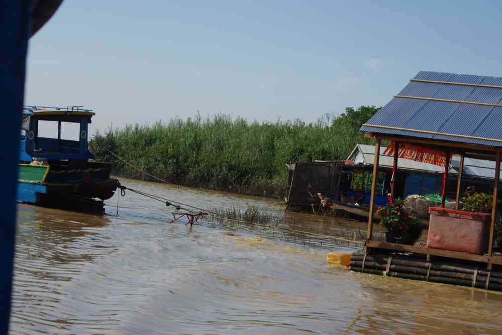Remontée de la rivière Siem Reap (ក្រុងសៀមរាប). Déplacement d’une maison en raison de la baisse des eaux, le 25 janvier 2023