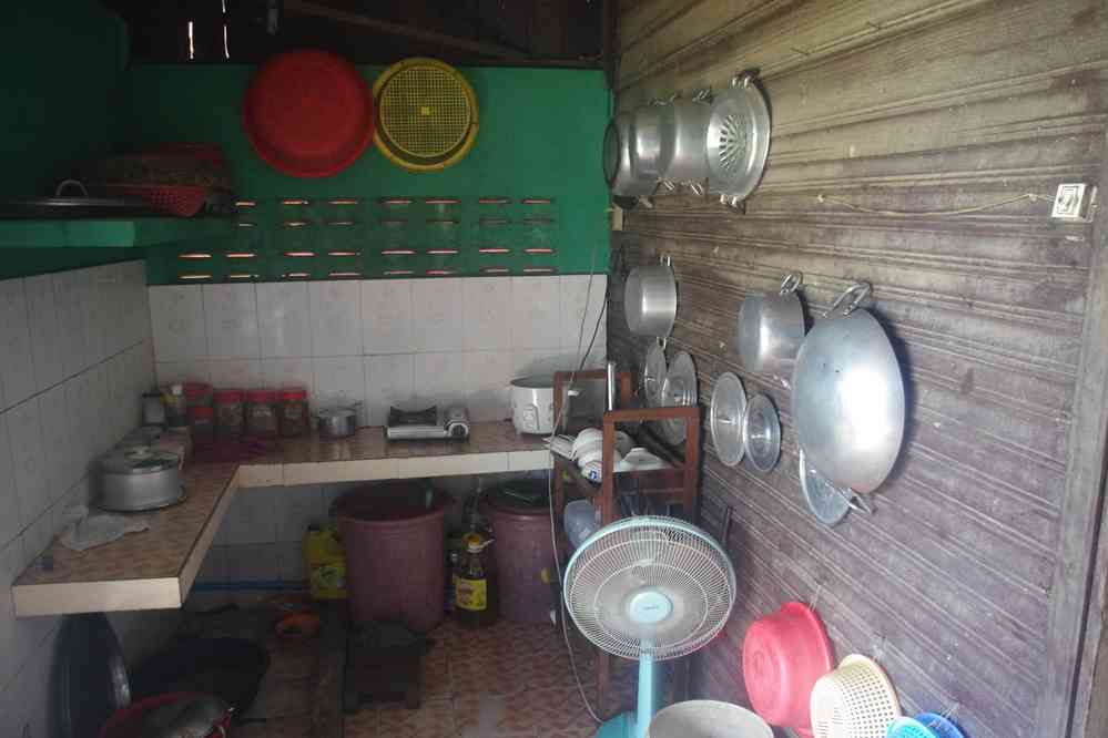 Près du village de Phnom Krom (ភ្នំក្រោម). L’intérieur de la maison de notre bâtelier, le 25 janvier 2023