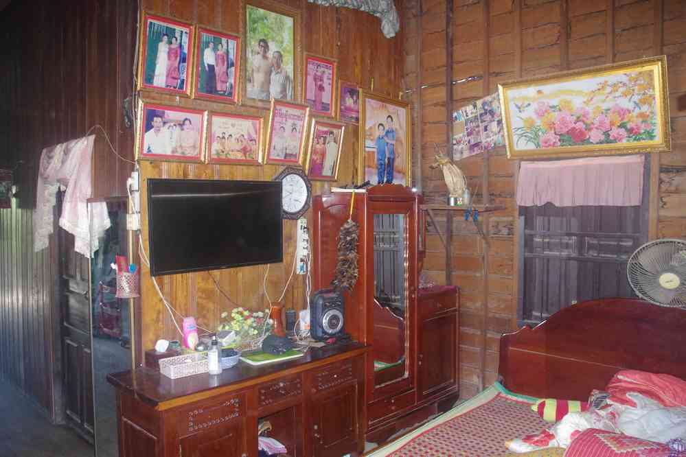 Près du village de Phnom Krom (ភ្នំក្រោម). L’intérieur de la maison de notre bâtelier, le 25 janvier 2023