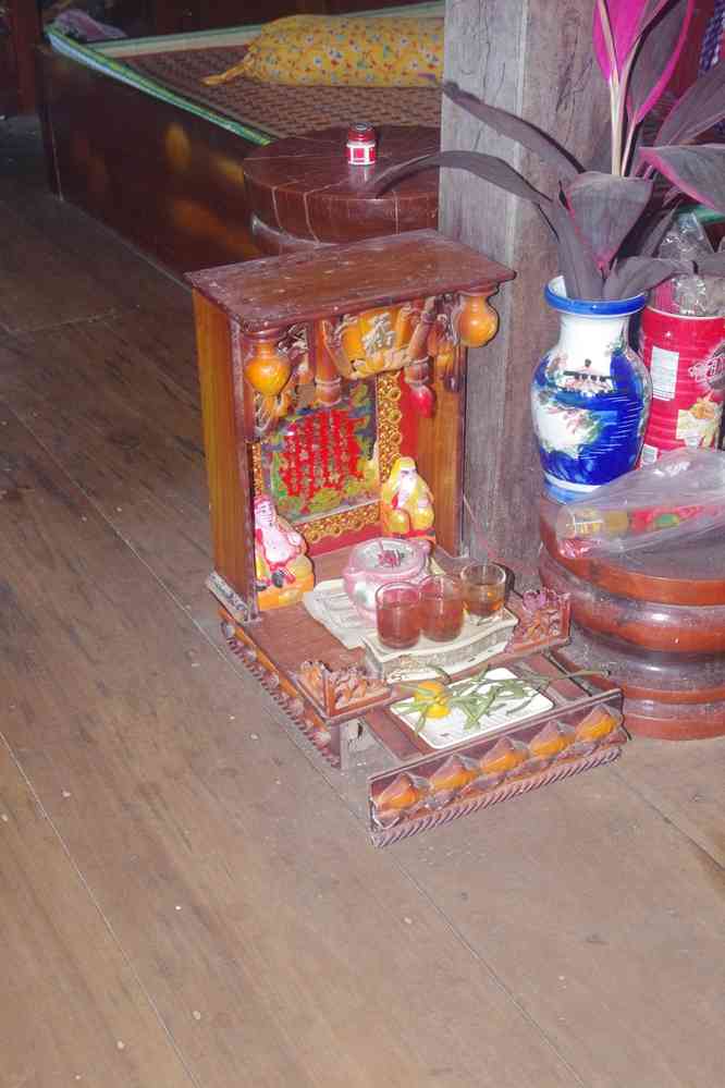 Près du village de Phnom Krom (ភ្នំក្រោម). L’intérieur de la maison de notre bâtelier, le 25 janvier 2023