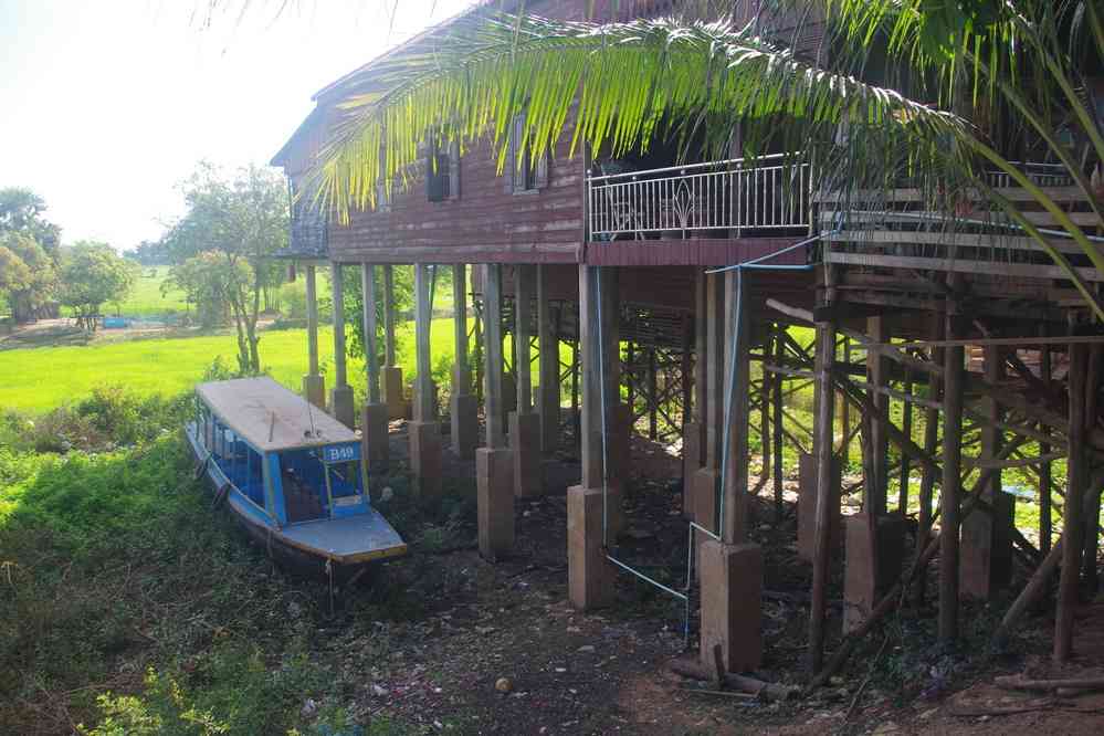 Près du village de Phnom Krom (ភ្នំក្រោម). La maison sur pilotis de notre bâtelier, le 25 janvier 2023