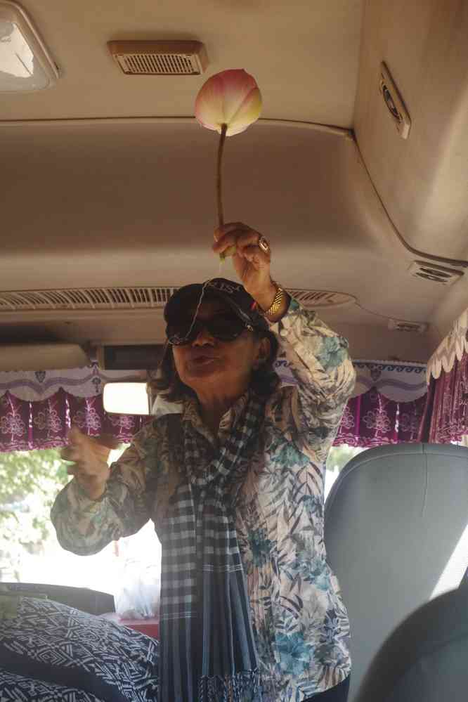 Sophana dans le minibus nous raconte la fleur de lotus, le 25 janvier 2023