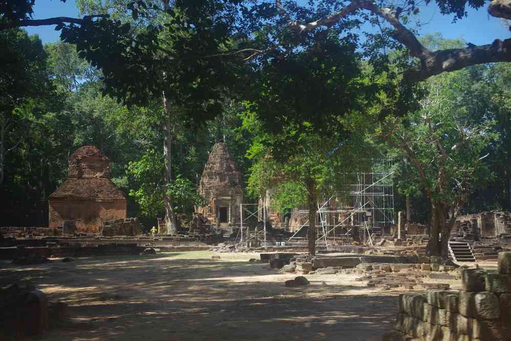 Passage devant le temple de Bakong (ប្រាសាទ​បាគង) en nous rendant à notre gîte, le 25 janvier 2023