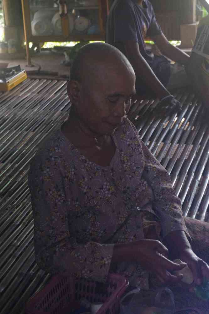 Balade vespérale autour de notre gîte. Vieille femme ayant perdu son mari à l’époque khmère rouge, et respectant les préceptes de Bouddha, le 25 janvier 2023