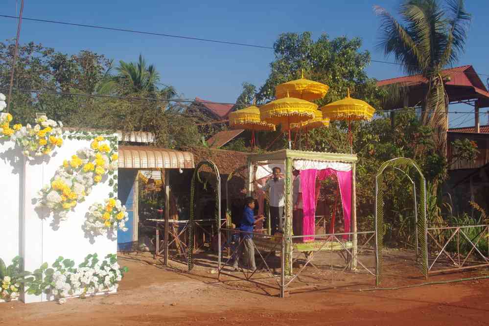 Halte dans une fête d’anniversaire, le 26 janvier 2023 (balade à vélo entre Roluos (រលួស) et Chau Srei Vibol (ប្រាសាទ​ចៅ​ស្រី​វិបុល))