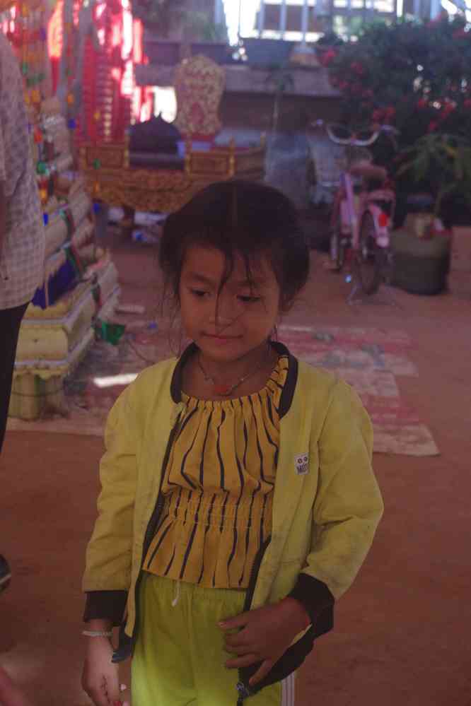 Halte dans une fête d’anniversaire, le 26 janvier 2023 (balade à vélo entre Roluos (រលួស) et Chau Srei Vibol (ប្រាសាទ​ចៅ​ស្រី​វិបុល))