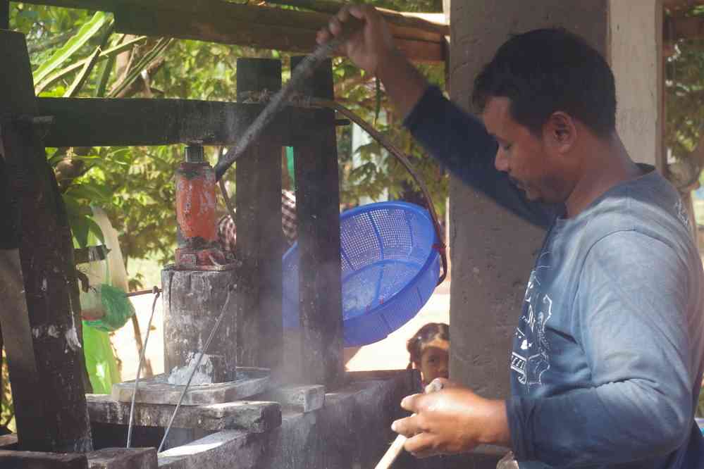 Fabrication des nouilles de riz. Balade à vélo entre Roluos (រលួស) et Chau Srei Vibol (ប្រាសាទ​ចៅ​ស្រី​វិបុល), le 26 janvier 2023