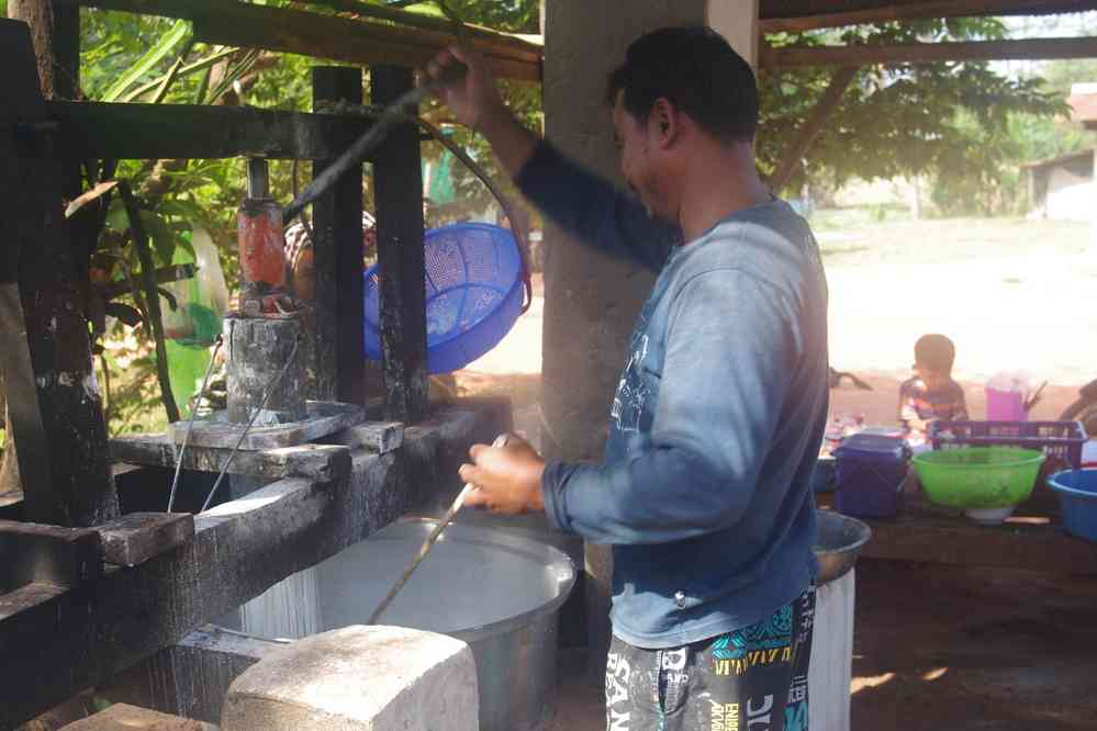 Fabrication des nouilles de riz. Balade à vélo entre Roluos (រលួស) et Chau Srei Vibol (ប្រាសាទ​ចៅ​ស្រី​វិបុល), le 26 janvier 2023