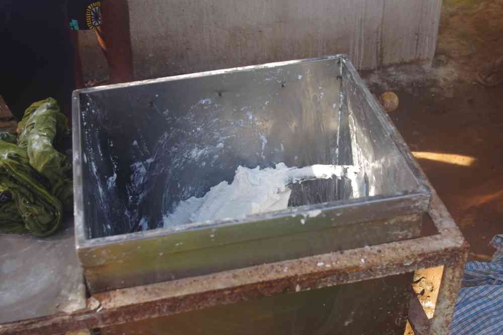 Fabrication des nouilles de riz. Balade à vélo entre Roluos (រលួស) et Chau Srei Vibol (ប្រាសាទ​ចៅ​ស្រី​វិបុល), le 26 janvier 2023