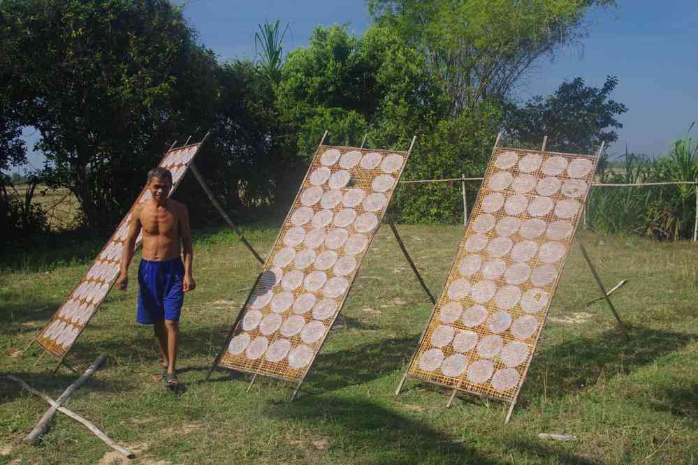 Fabrication de galettes de riz. Balade à vélo entre Roluos (រលួស) et Chau Srei Vibol (ប្រាសាទ​ចៅ​ស្រី​វិបុល), le 26 janvier 2023