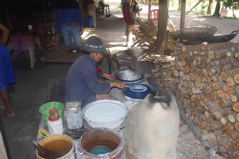 Fabrication de galettes de riz. Balade à vélo entre Roluos (រលួស) et Chau Srei Vibol (ប្រាសាទ​ចៅ​ស្រី​វិបុល), le 26 janvier 2023