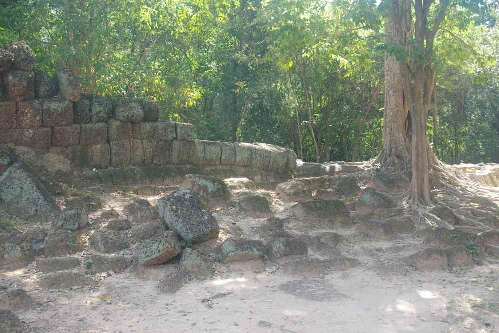 Visite du temple de Chau Srei Vibol (ប្រាសាទ​ចៅ​ស្រី​វិបុល). Muraille entourant le site, le 26 janvier 2023