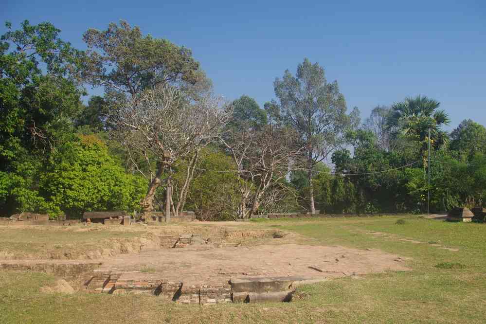 Visite du temple de Lolei (ប្រាសាទលលៃ). Fondations d’autres édifices récemment découvertes depuis les airs, le 26 janvier 2023