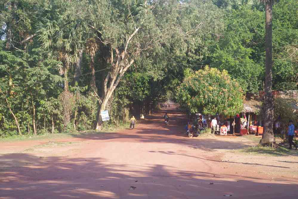 Devant le temple de Bakong (ប្រាសាទ​បាគង), le 26 janvier 2023