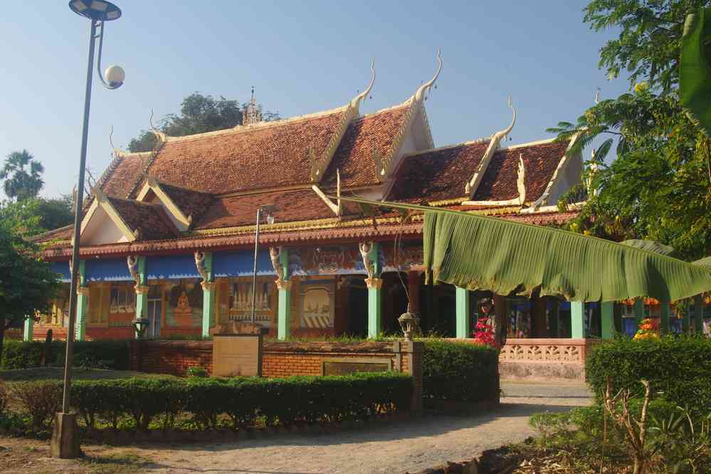 Visite du temple de Bakong (ប្រាសាទ​បាគង). Pagode située sur le site, le 26 janvier 2023