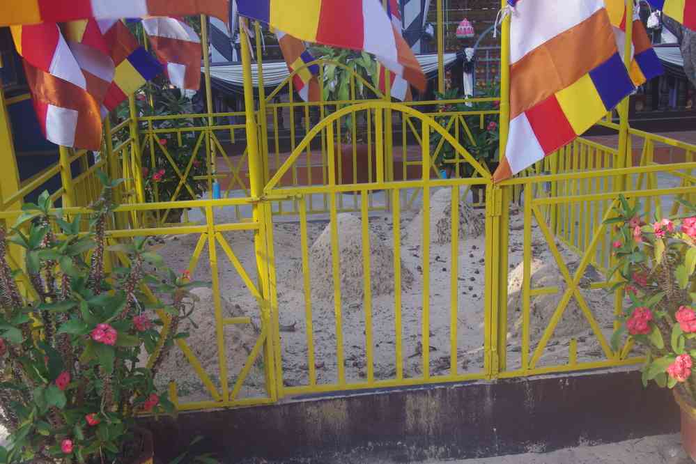 Visite du temple de Bakong (ប្រាសាទ​បាគង). Près de la pagode située sur le site (c’est comme au Japon ?), le 26 janvier 2023