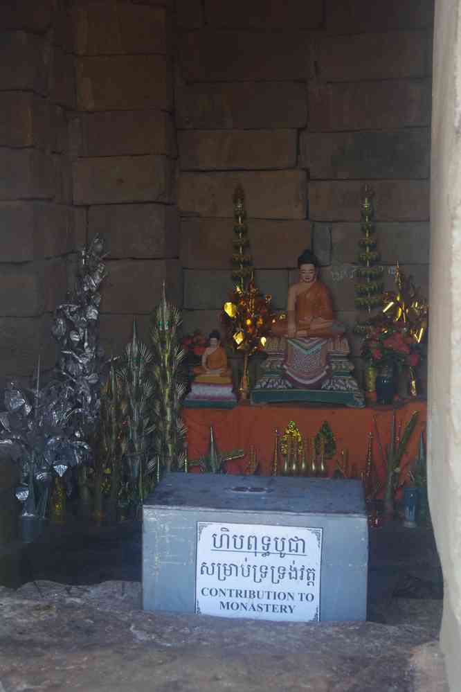 Visite du temple de Bakong (ប្រាសាទ​បាគង). La pièce centrale du temple est toujours dédiée au culte bouddhiste, le 26 janvier 2023