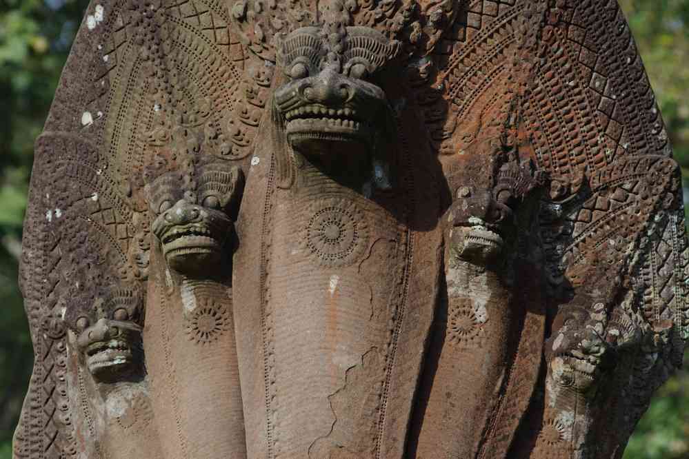 Visite du temple de Phumi Boeng Mealea (ភូមិបឹងមាលា). Naga-balustrade à l’entrée du site, le 27 janvier 2023