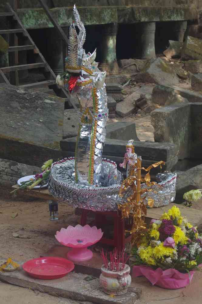 Visite du temple de Phumi Boeng Mealea (ភូមិបឹងមាលា). Offrande, le 27 janvier 2023