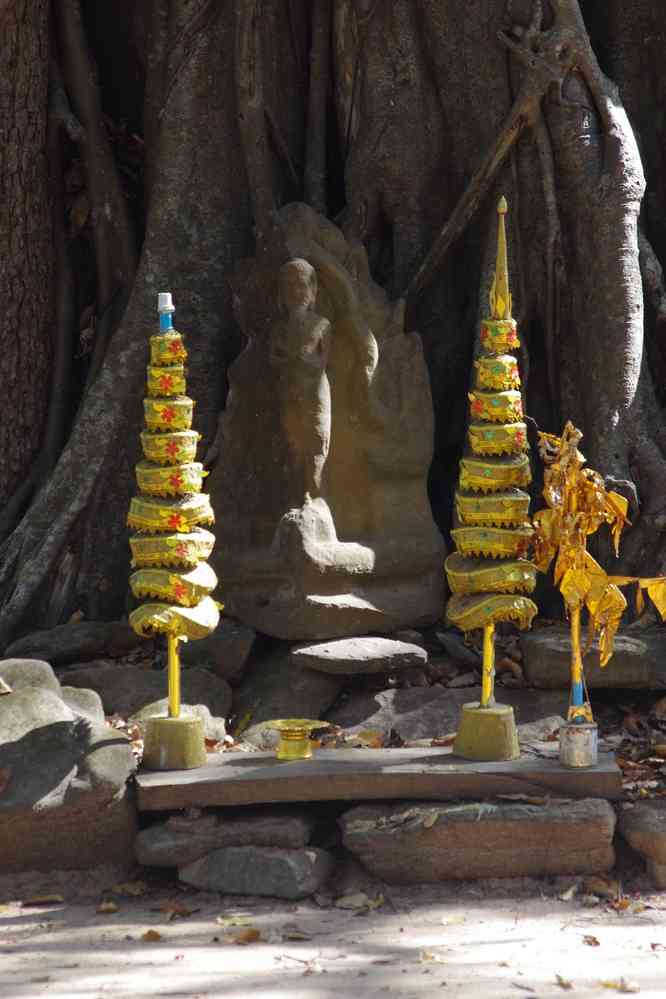 Visite du temple de Phumi Boeng Mealea (ភូមិបឹងមាលា). Offrande, le 27 janvier 2023