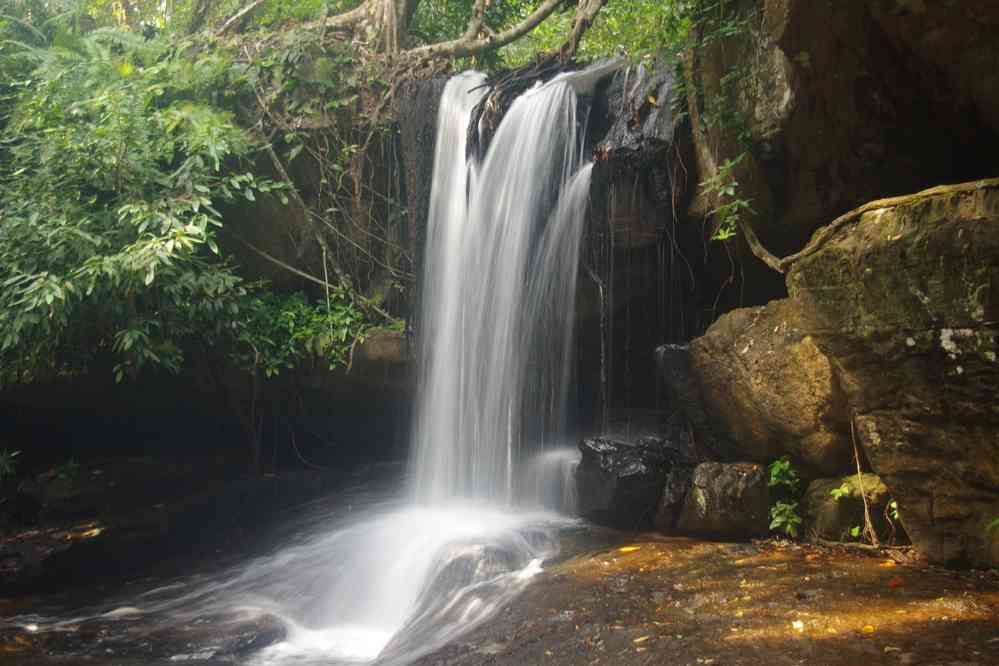 Vers le site de Kbal Spean (ក្បាលស្ពាន), le 27 janvier 2023. Cascade sur la rivière aux Mille linguas