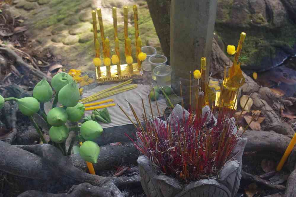 Offrandes sur le site de Kbal Spean (ក្បាលស្ពាន), le 27 janvier 2023