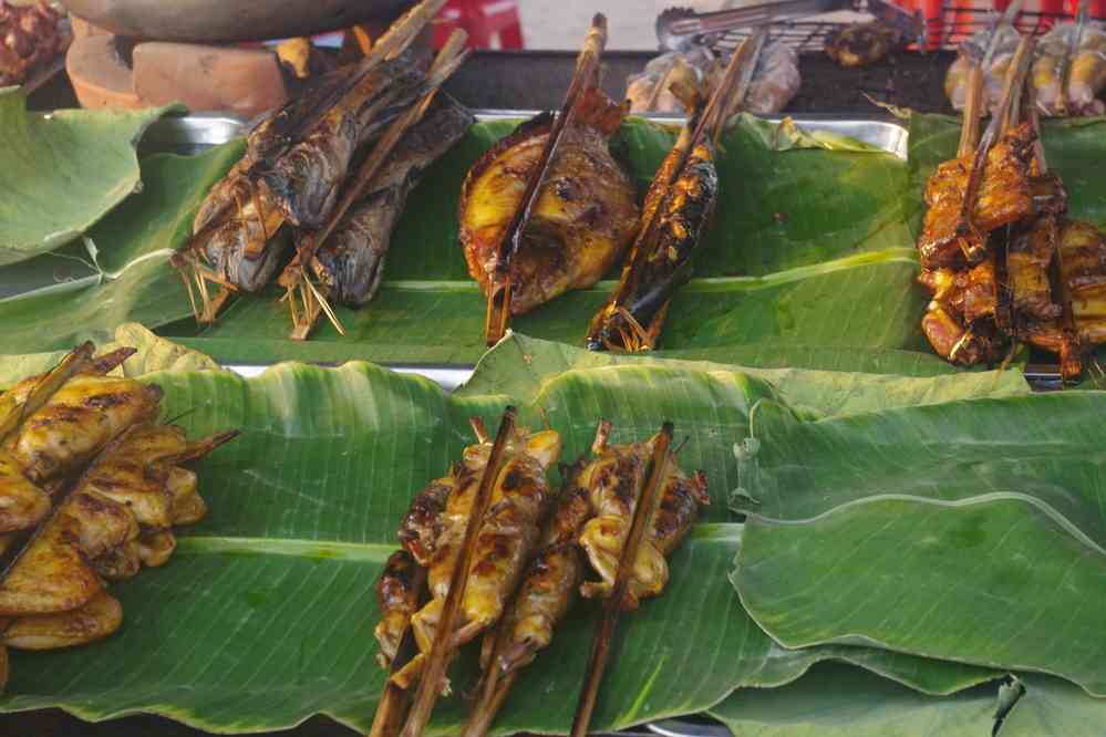 Poissons et grenouilles grillés à l’étalage. Marché à l’entrée de Siem Reap (ក្រុងសៀមរាប), le 27 janvier 2023