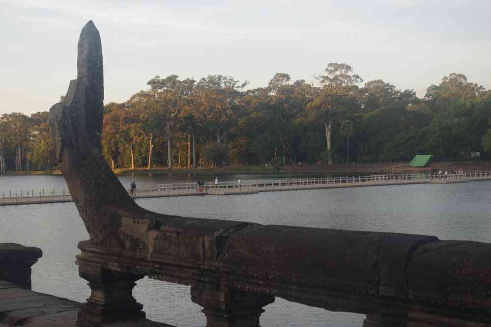 Le baray (បារាយណ៍) d’Angkor Vat (ប្រាសាទអង្គរវត្ត) et sa passerelle flottante provisoire, le 28 janvier 2023