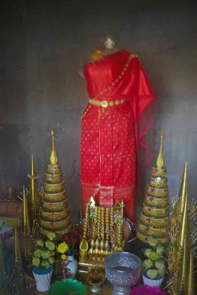 Offrande à l’entrée du temple d’Angkor Vat (ប្រាសាទអង្គរវត្ត), le 28 janvier 2023