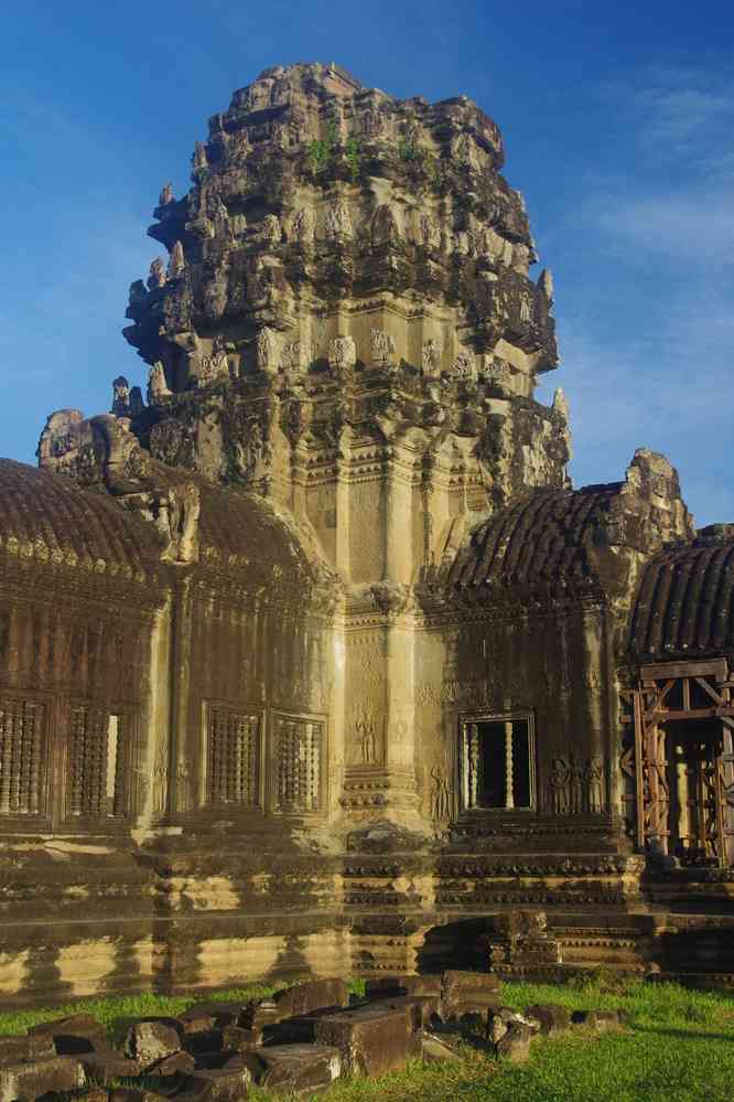 À l’entrée du temple d’Angkor Vat (ប្រាសាទអង្គរវត្ត) (galerie ouest du mur d’enceinte extérieur), le 28 janvier 2023