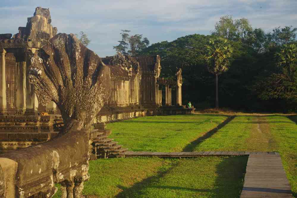 À l’entrée du temple d’Angkor Vat (ប្រាសាទអង្គរវត្ត) (galerie du mur d’enceinte extérieur). Le 28 janvier 2023