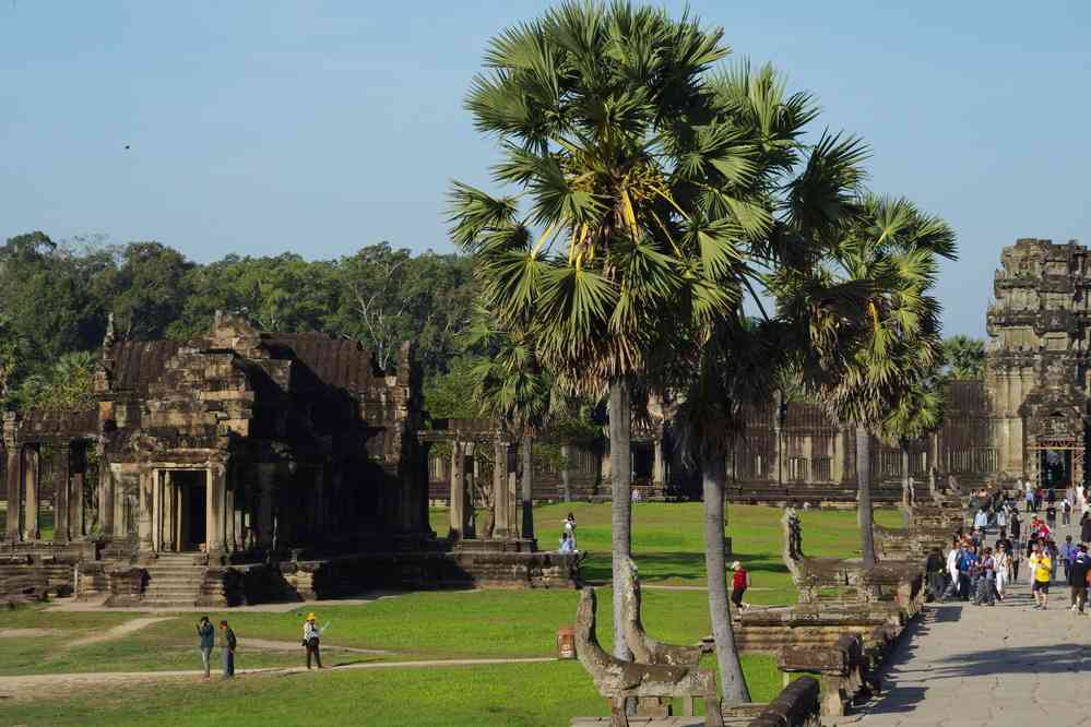 Angkor Vat (ប្រាសាទអង្គរវត្ត), vue (à droite) vers la galerie du mur d’enceinte extérieur, le 28 janvier 2023