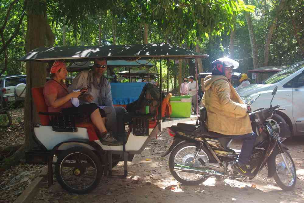 Nous remontons dans les tuks-tuks après la visite d’Angkor Vat (ប្រាសាទអង្គរវត្ត), le 28 janvier 2023