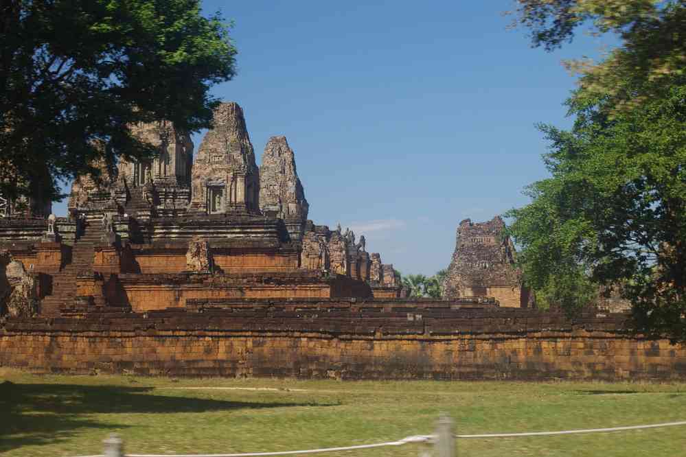 Passage devant le temple de Prè Rup (ប្រាសាទប្រែរូប) que nous n’avons pas visité, le 28 janvier 2023