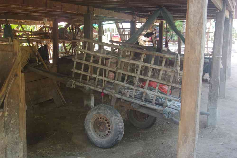 Longue halte dans le village de Preah Dak (ព្រះដាក់), pendant les heures chaudes. Ferme qui pratique la distillation d’alcool, le 28 janvier 2023