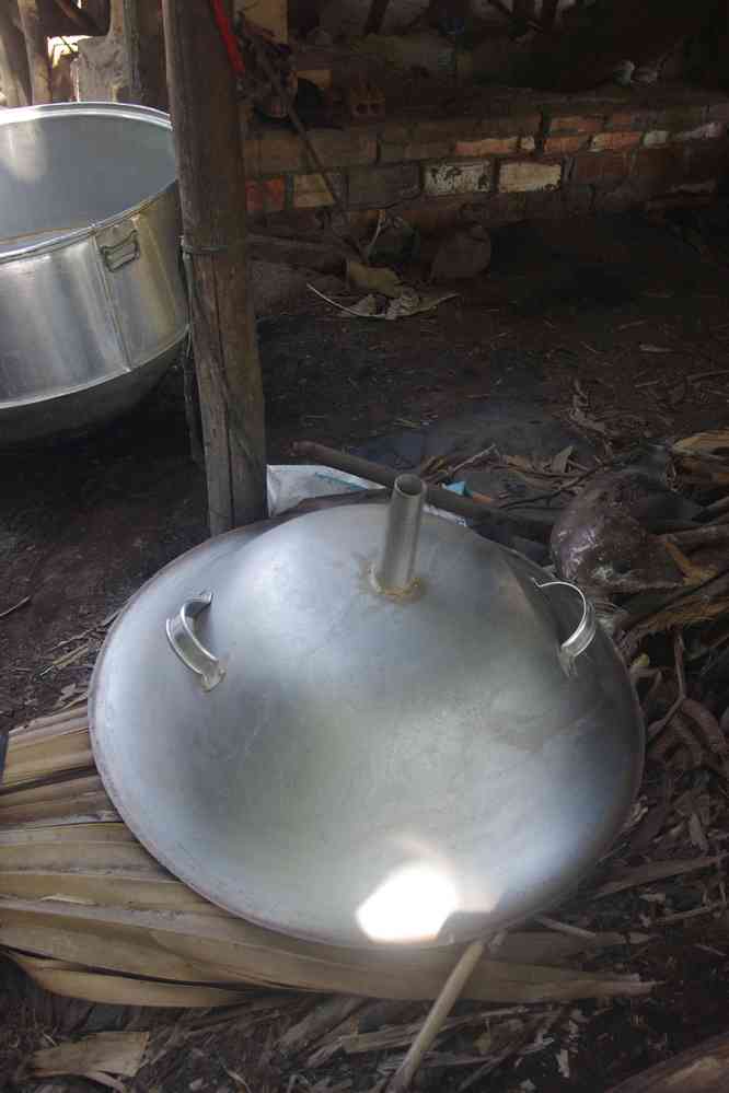Longue halte dans le village de Preah Dak (ព្រះដាក់), pendant les heures chaudes. Ferme qui pratique la distillation d’alcool de riz, le 28 janvier 2023