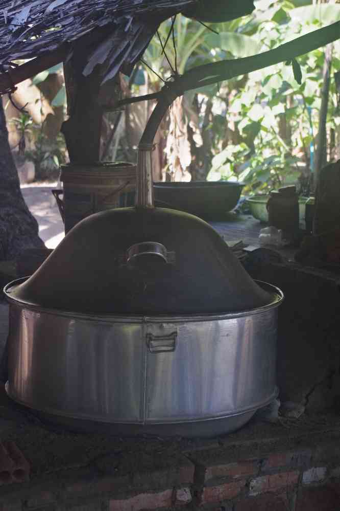 Longue halte dans le village de Preah Dak (ព្រះដាក់), pendant les heures chaudes. Ferme qui pratique la distillation d’alcool de riz, le 28 janvier 2023